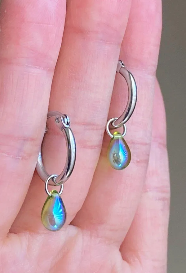 Handmade aurora olive green mini teardrop Czech glass simple minimalist hoop earrings💚🫒💕 - Image 5