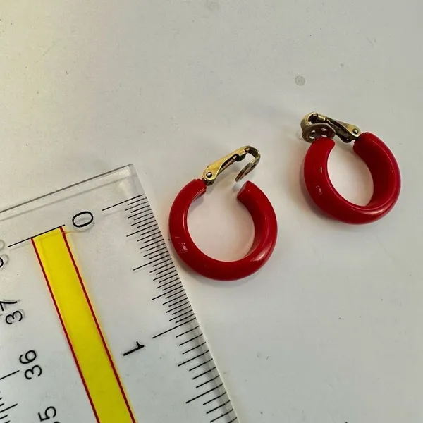 Red and gold tone vintage hoop earrings - Image 7