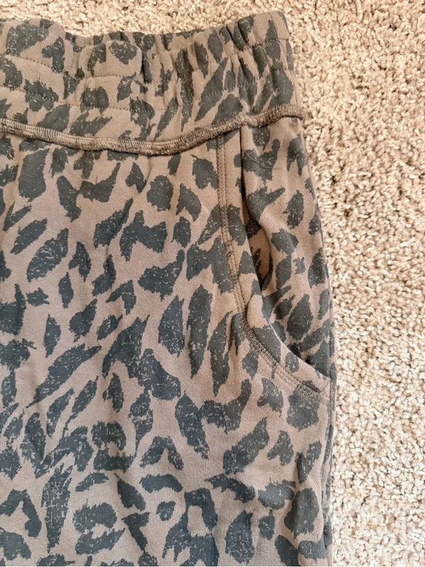 NWT Pistola Leopard Print Jogger Sweatpants Women’s Elastic Waist size large - Image 6
