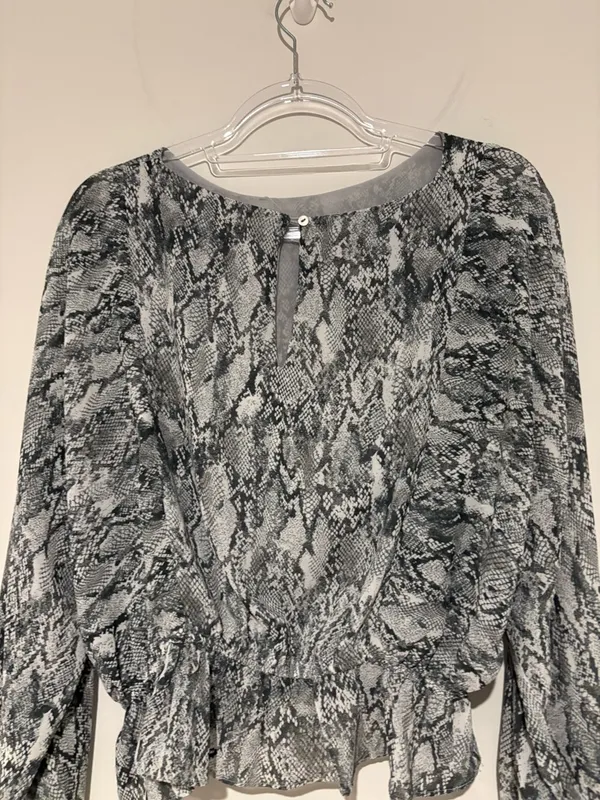 Altar'd State Top Snake Skin Print Sheer Lined Elastic‎ Waist grey medium - Image 8