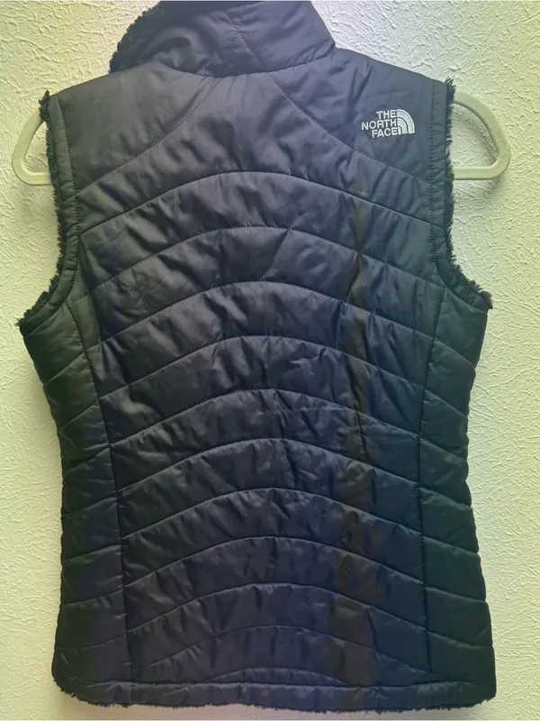 The North Face Women's Black Quilted Faux-Fur Lined Vest size Small - Image 6