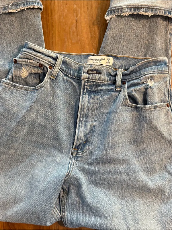 Abercrombie & Fitch Light Wash 90’s Straight Ultra High Rise Jeans 28 waist - Image 2