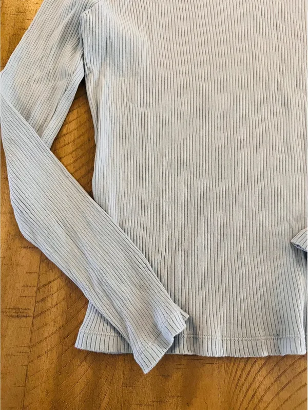 Uniqlo Light Blue Ribbed Mock Neck Top Size Medium - Image 3