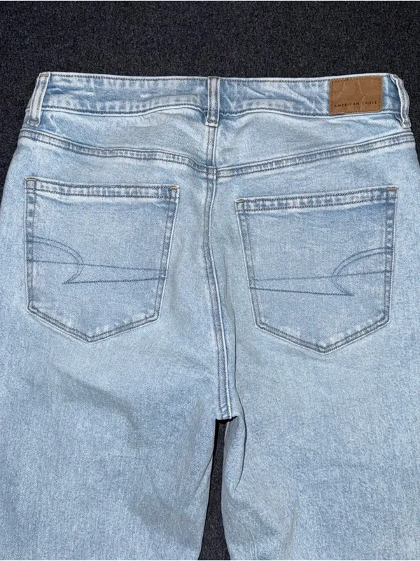 NWOT American Eagle Strigid Mom Jeans High Rise Light Wash Denim Sz 6 (28x29) - Image 4