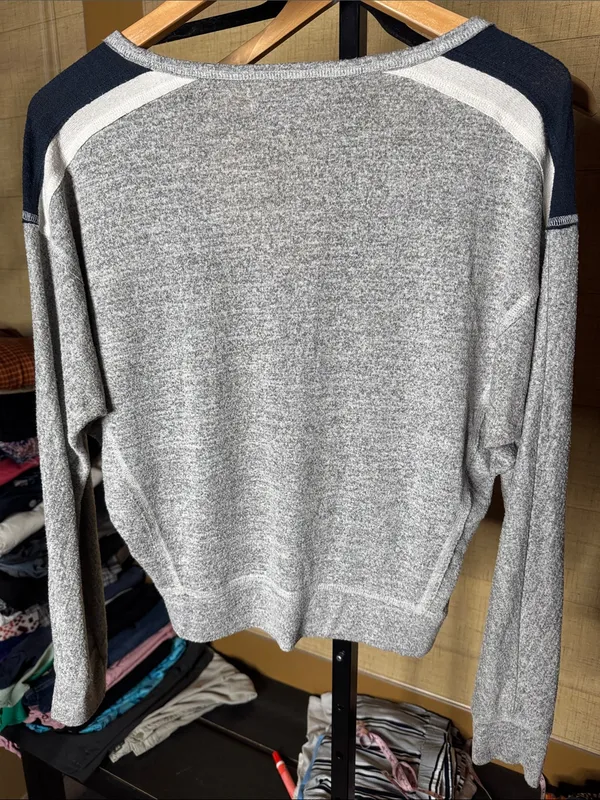 Abercrombie & Fitch Heather Gray Colorblock V-Neck Pullover Sweater Small - Image 7