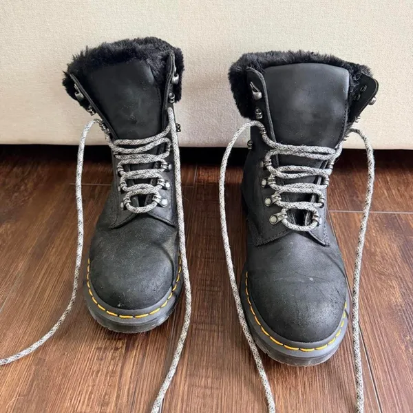 Black Dr. Martens 1460 Serena collar boots with faux fur lining, size US 8 - Image 2