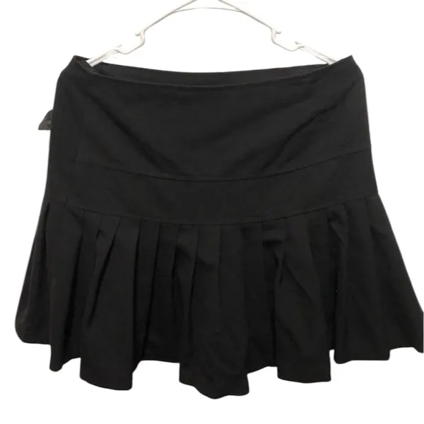 Chic Black Pleated Mini Skirt with Bow Detail - Versatile and Stylish - Image 2