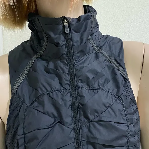 LULULEMON Black Lightweight Pleated Reflective Vest Size 4 - Image 4