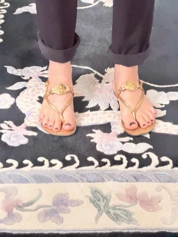 Tory Burch Gold Leather Thong Sandals Logo Medallion Brazil Women’s Size 6.5 - Image 7