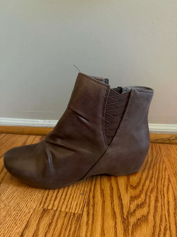 Baretraps Woman's Brown Ankle Boot Hidden Wedge Size 6 - Image 2