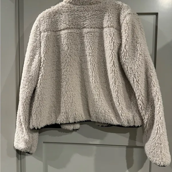 Thread and Supply trendy Teddy Jacket! So cozy and tastefully cute! Size Small! - Image 3