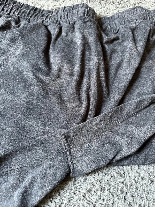 Vuori Women’s Performance Joggers heathered charcoal camouflage, size Large - Image 6
