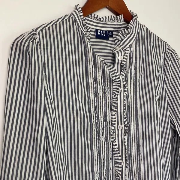 Gap| Lightweight striped Button Down sz Small - Image 2