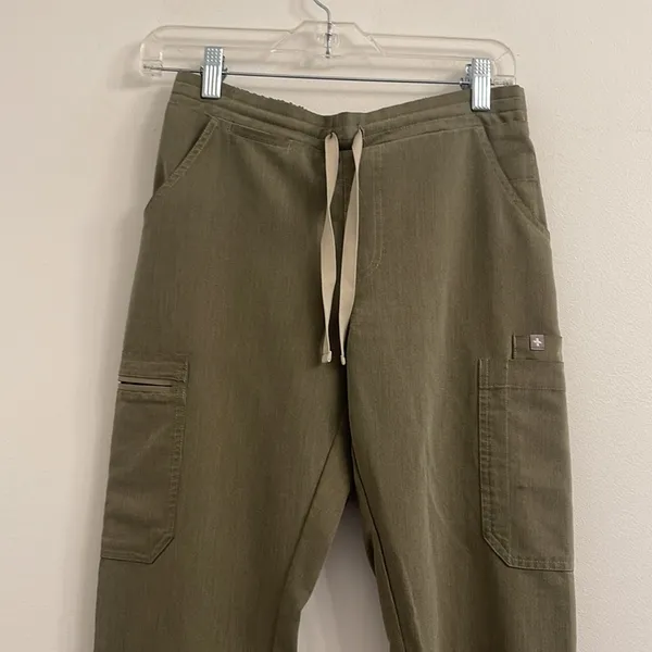 Figs woman olive green cargo scrubs size XS/T - Image 3