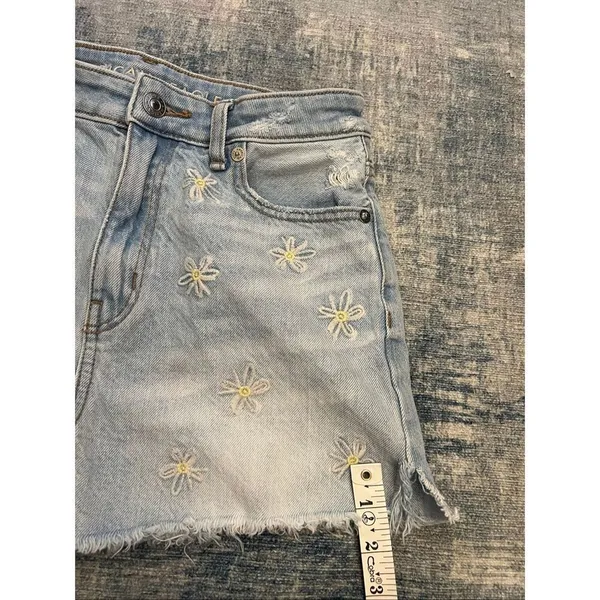 American Eagle Distressed Light Wash Daisy Embroidered Cut Off Mom Shorts Size 0 - Image 8