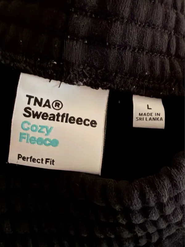 Aritzia TNA Black Sweat Shorts - Image 4