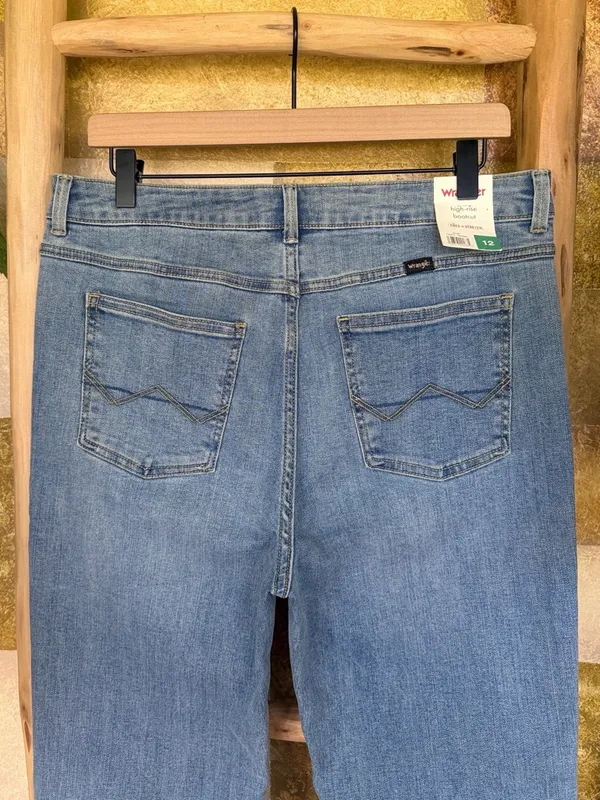 NEW Wrangler Women’s High Rise Bootcut Light Wash Blue Denim Jeans, Size 12x31 - Image 10