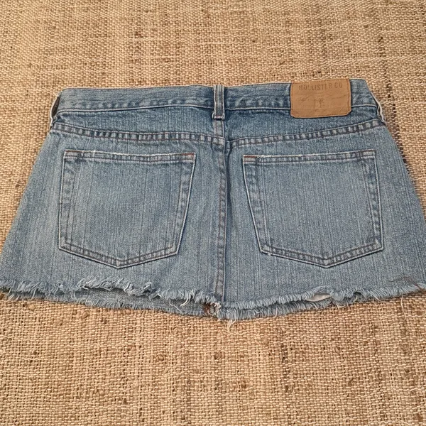 Hollister Light Blue Frayed Denim Cut Off Mini Skirt Size 5 y2K 2000s - Image 4