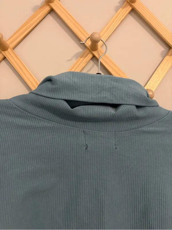 Tuckernuck Blue Thick Turtleneck Sweater size Small - Image 10