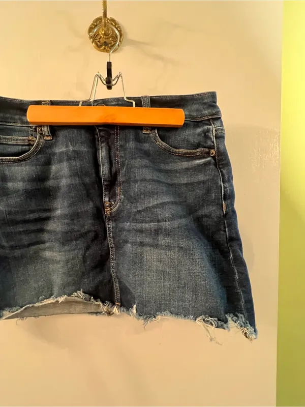 American Eagle Women’s Size 10 Hi-Rise Mini Skirt Denim Jean Cut‎ Off Dark Wash - Image 4