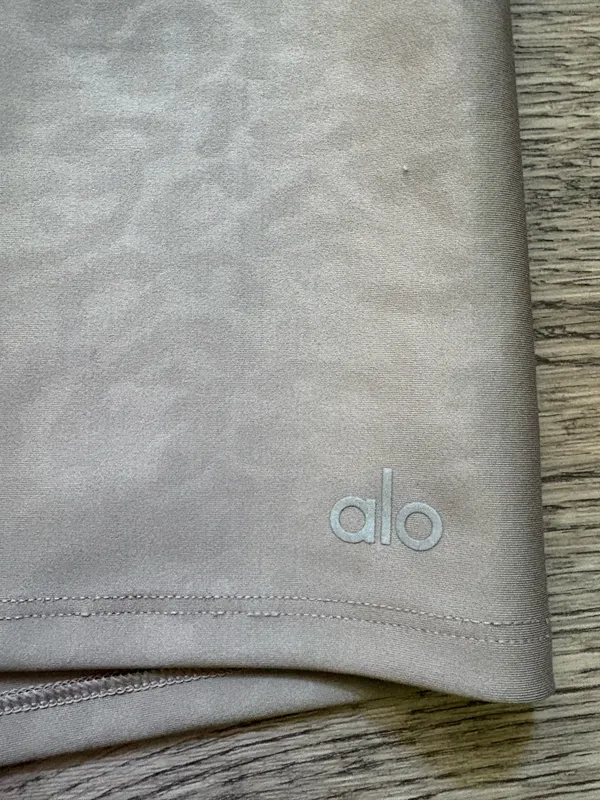 Alo yoga biker shorts - Image 4