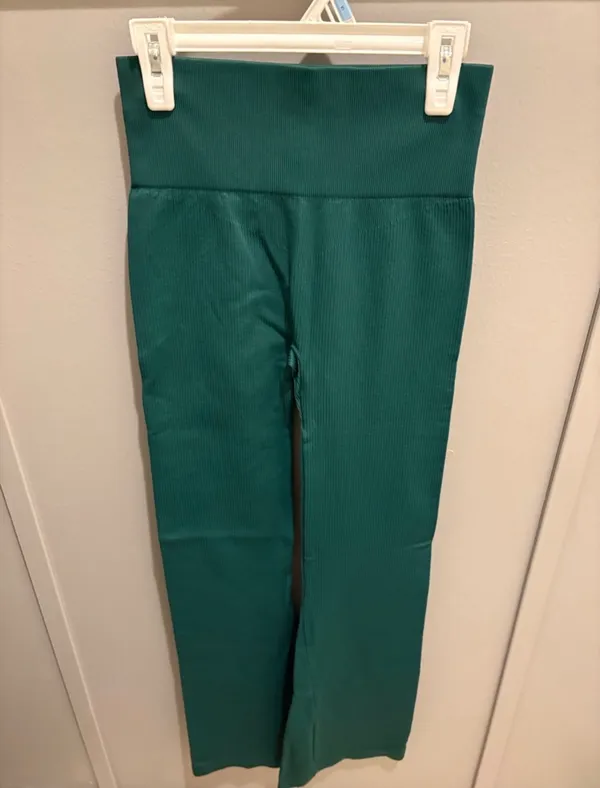 High-Waisted Green Ribbed Flare Leggings - Image 3