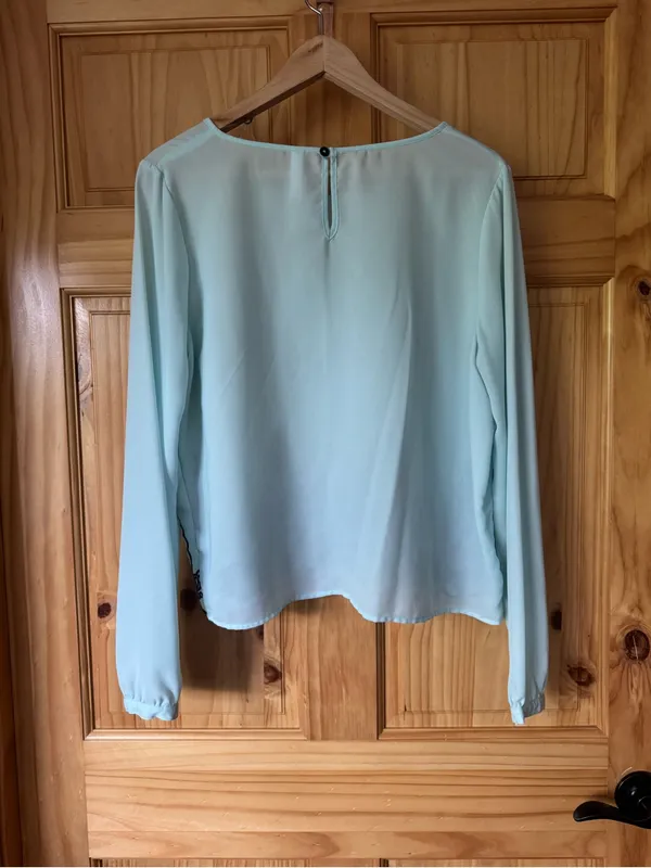 Xhilaration Mint Green Long-Sleeve Blouse with Navy Embroidered Hem size large - Image 5