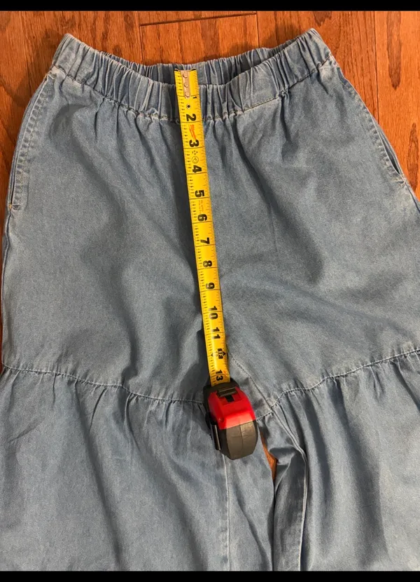 SHEIN high rise/ wide leg Flare light wash tiered denim jeans- Size 27***Med. high rise/ wide leg Flare light-wash tiered denim pants featuring a comfortable elastic waistband and a voluminous, multi-tiered design jeans- Size 27***Med - refer to measurements. gently warn& are in excellent condition. measurements approximately 11” waste x 39.5” long x 11” rise. Non smoking home. priced to sell at as is condition. Don’t like my price, make reasonable offer! And thank you for checking my closet. - Image 6