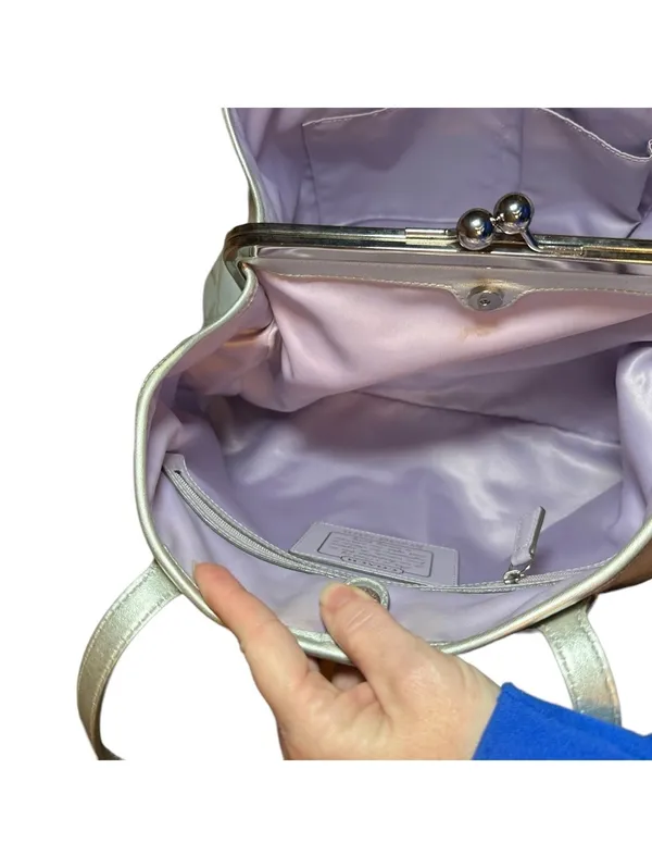 Coach Kisslock large bag silver/gray purple interior - Image 4