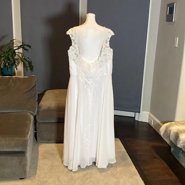 Women’s White Sleeveless Wedding Gown Zip Up with Sparkle Waist Size 3X NWOT - Image 5