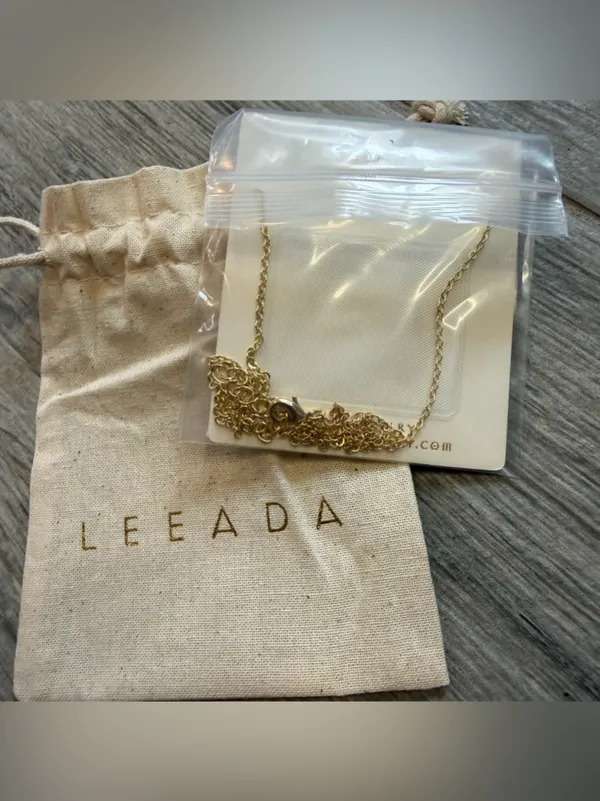 Leeada Oval Gemstone Pendant Necklace Gold Tone Burgundy Stone LEE-FA-002 NEW - Image 3