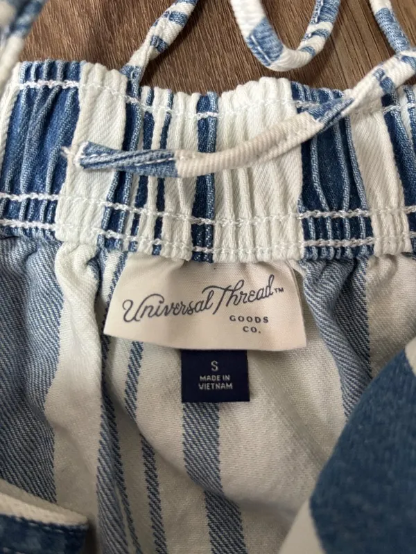 Universal Threads Blue and White Striped Top - Size Small - Image 3