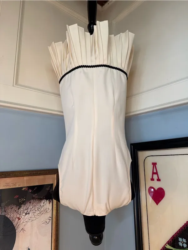 Retro Style Cream and Black Pleated Shift Dress - Image 4