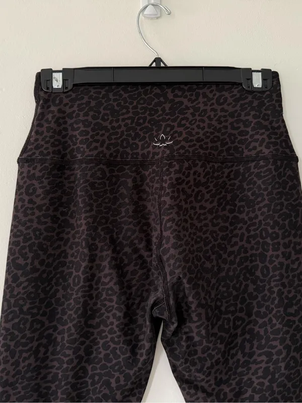 Beyond Yoga SoftMark High Waisted Midi Leggings in Espresso Leopard Size Large - Image 10
