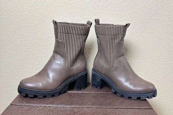 A New Day Chocolate Brown faux Leather booties Stretch Sides size 8.5 - Image 3