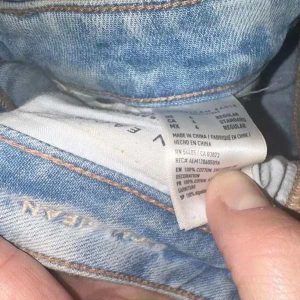 American Eagle destroyed light wash size 4 relaxed Mom Jeans - Image 2