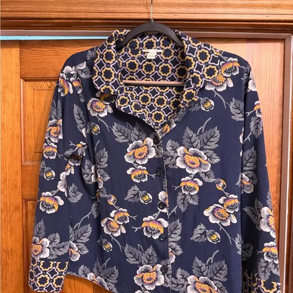 Vera Bradley Vintage Navy Floral Women’s Top Size Large - Image 2