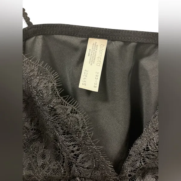 Elegant Black Lace Trim Camisole and bottoms set. - Image 3