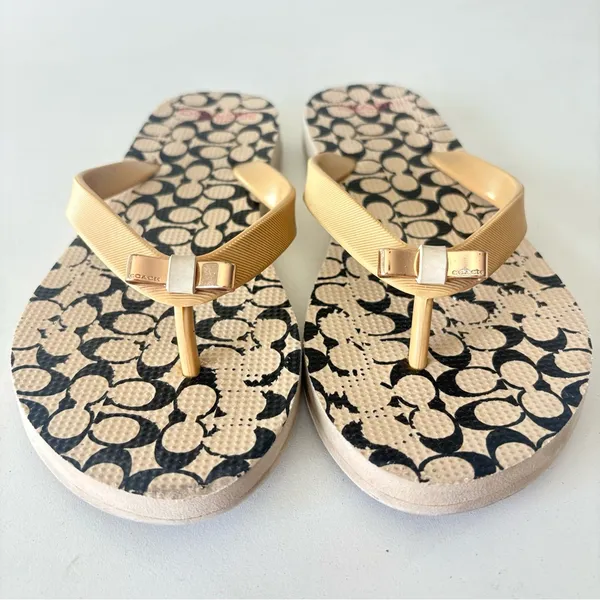 COACH Signature C Flip Flops Sandals Women’s Size 5-6 Tan Gold Metal Bow - Image 2