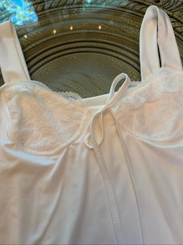 White Lace-Accent fitting Chemise with Bow Tie and lace. - Image 5