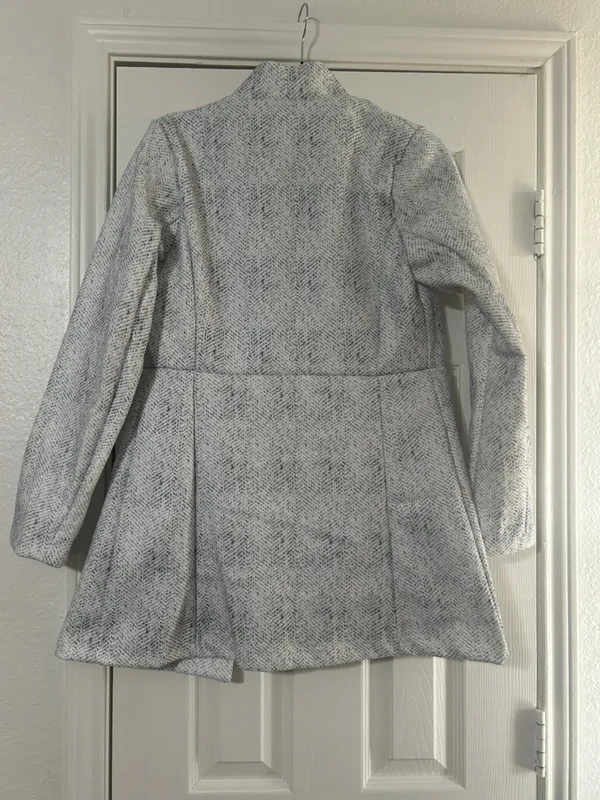 Amazon Women's Light Gray Textured Stand-Collar Trench Coat - Image 3