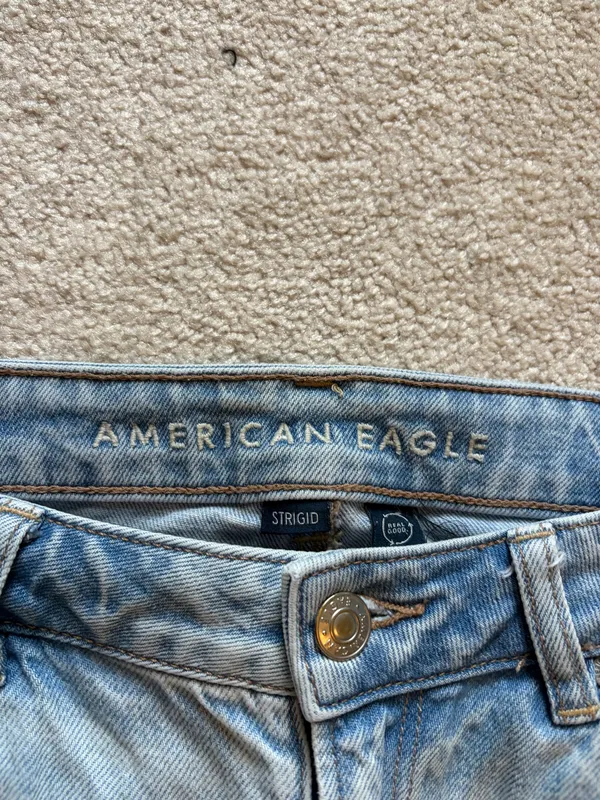 American Eagle High-Rise Mom Jeans - Image 2