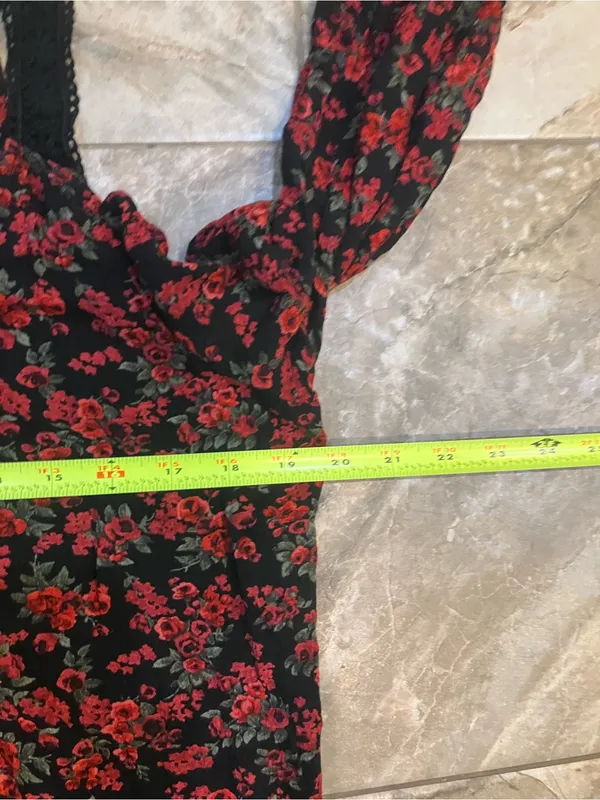 Torrid red rose floral print long sleeve cold shoulder top crinkle gauze - Image 4
