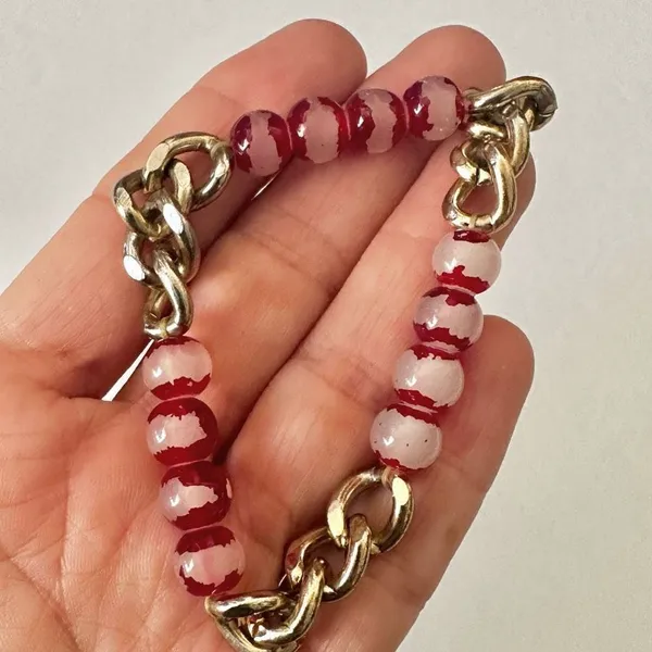 Gold tone red design stretchy beaded bracelet - Image 4
