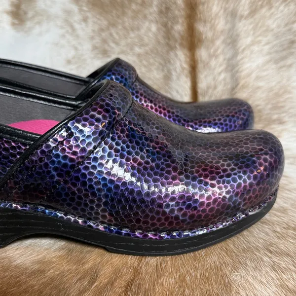 Dansko Purple‎ iridescent Scaled Clogs Size 7.5 B86 - Image 5
