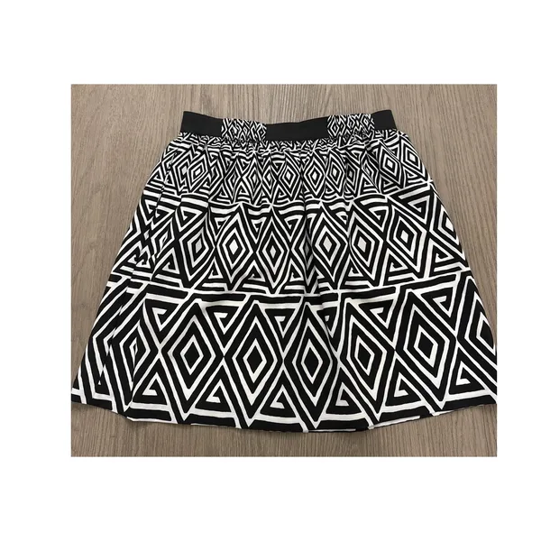 White House Black Market Geometric Print Black/White Skirt, Medium - Image 3