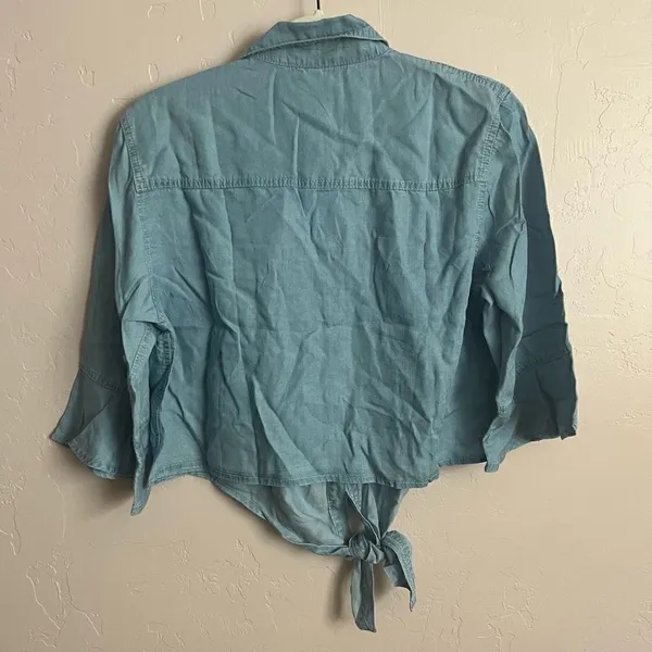 NWTs Denim Pearl Snap Crop - Image 4