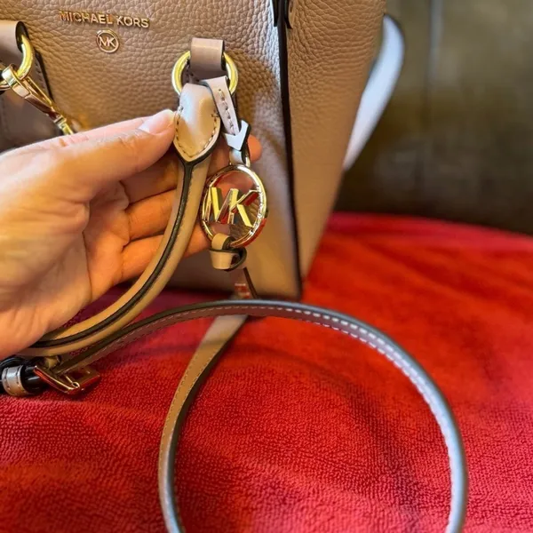 Michael Kors Elegant Tan Leather Handbag - Image 5