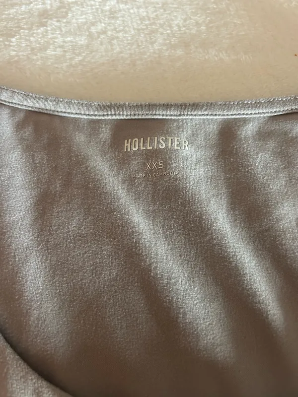 Hollister gray fitted scoop neck top - Image 2