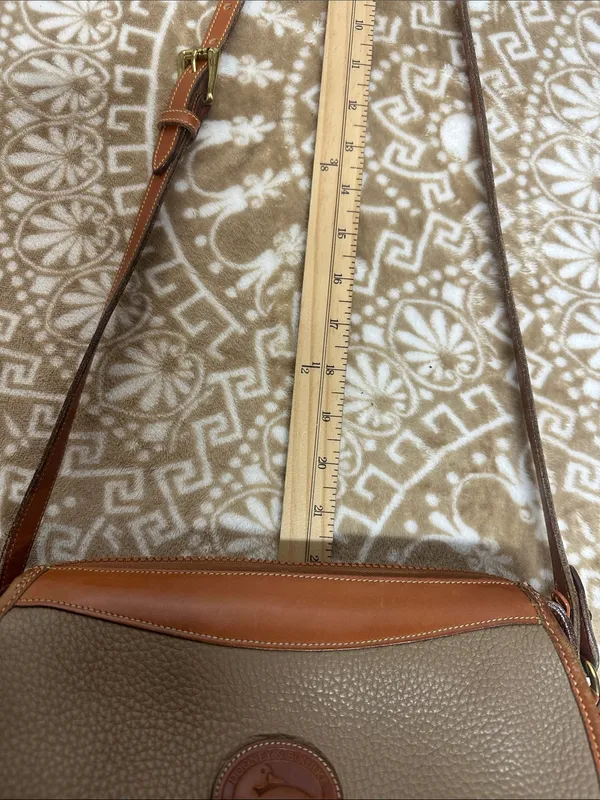 Dooney & Bourke 80s Taupe Pebbled Leather Crossbody with Tan Trim - Image 10